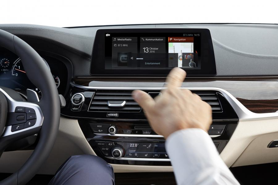 Детали интерьера BMW 540i Sedan M Sport 2017 года  (WW) (фото 56 из 98)